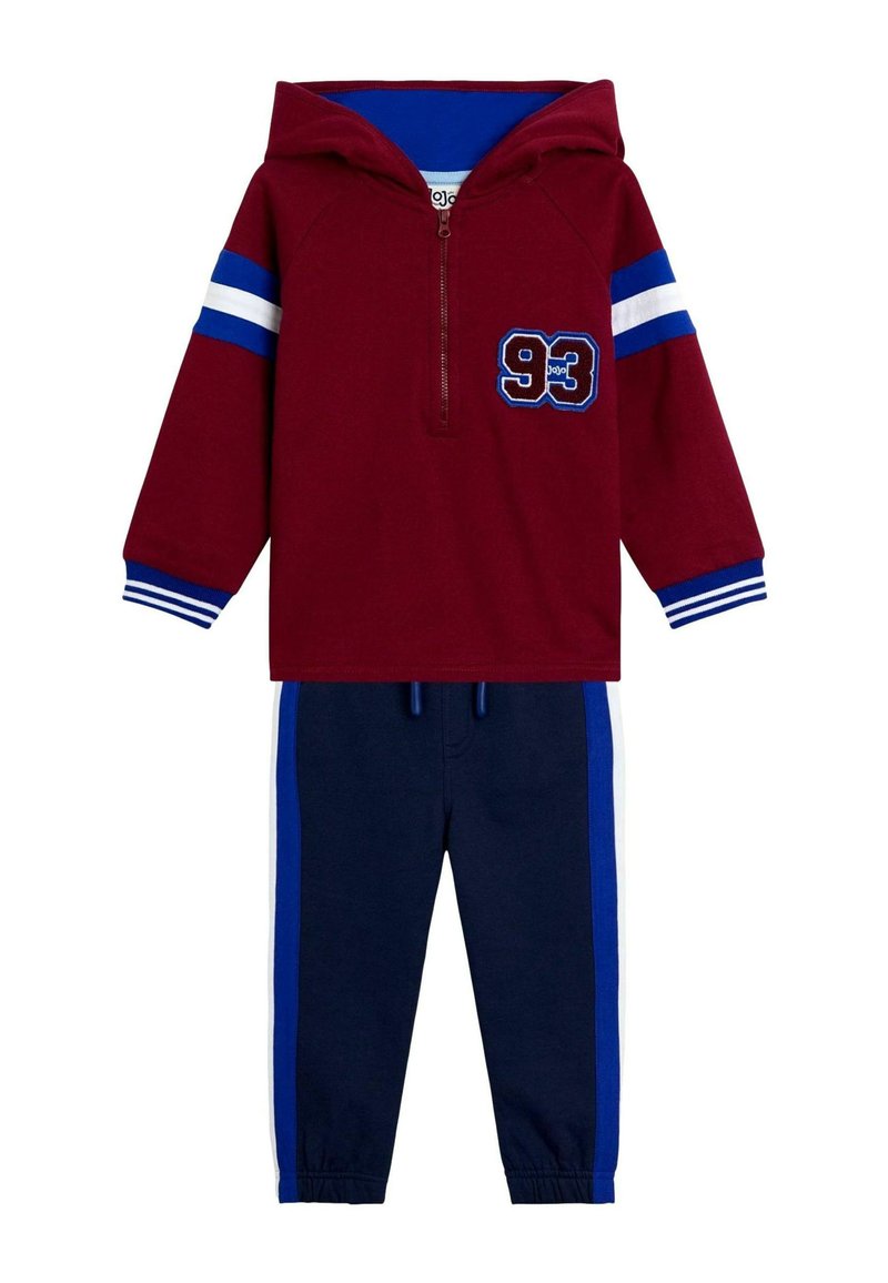 Compleu de trening pentru copii format din două piese, cu un hanorac căptușit de culoare vișinie ce prezintă un patch cu "93", mâneci în dungi albastre și albe, și pantaloni navy cu dungi albastre pe lateral.