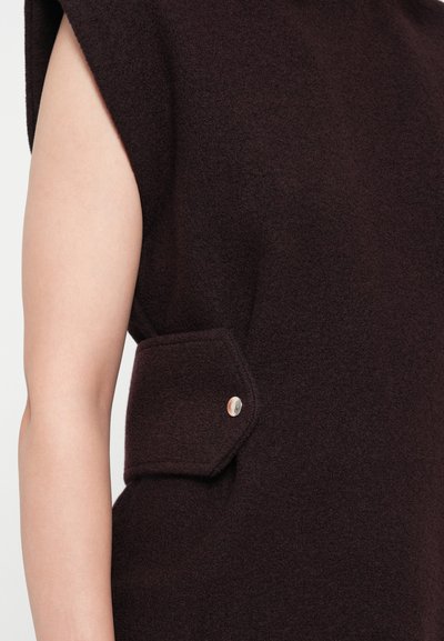 Burgunderfarbenes ärmelloses Kleid mit einer strukturierten Wolloberfläche, das über eine dekorative Seitentasche und einen Druckknopf verfügt.