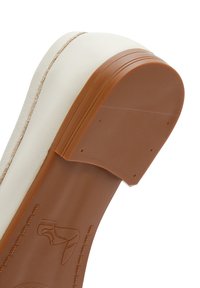 Witte schoenbovenkant met een gladde textuur, lichtbruine zool, ronde vorm, zichtbare stiksels en een logo dat op het oppervlak van de zool is geperst.