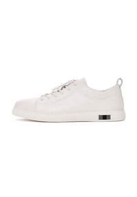Sneaker in pelle bianca con profilo basso, design con lacci, accenti elastici e un dettaglio rettangolare nero sul tallone. Texture liscia.