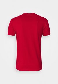 T-shirt rouge uni à manches courtes, vu de dos sur fond blanc.