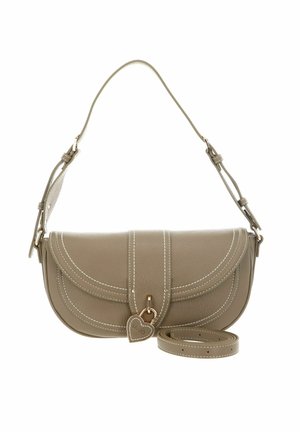 Sac bandoulière en cuir taupe avec couture blanche, rabat à l'avant, bandoulière réglable et breloque en forme de cœur attachée à la fermeture.