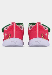 Φωτεινά ροζ παιδικά αθλητικά παπούτσια με πράσινα λουριά, λευκές σόλες, λογότυπα καγκουρό και σχέδια φέτες καρπουζιού στις φτέρνες.