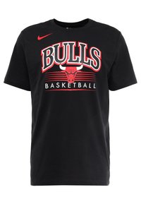 Camiseta de algodón negra con un logo en rojo y blanco de "BULLS BASKETBALL" que incluye un gráfico de un toro, mangas cortas y diseño de cuello redondo.