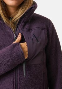 Lila Fleecejacke mit Reißverschluss vorne, ausgestattet mit einem strukturierten Stoff und einer aufgesetzten Brusttasche mit Logodetail.