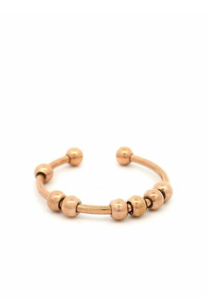 Offenes Kupferarmband mit sieben runden Perlen, die gleichmäßig entlang des Bandes auf weißem Hintergrund verteilt sind.