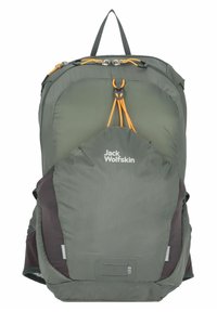 Olivgrüner Rucksack mit strukturierter Oberfläche. Verfügt über orangefarbene Schnüre, reflektierende Akzente und ein kleineres Fach an der Vorderseite. Markenlogo ist sichtbar.