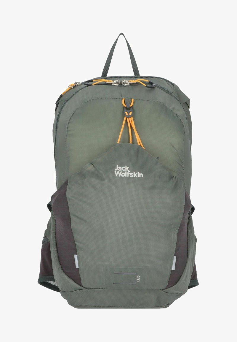Olijfgroene rugzak met een textuurafwerking. Voorzien van oranje koorden, reflecterende accenten en een kleiner vak aan de voorkant. Merkenlogo weergegeven.