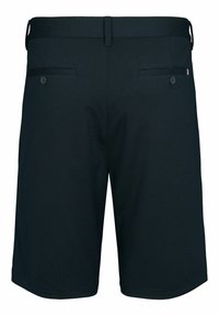 Shorts noirs ajustés avec passants de ceinture, deux poches passepoilées boutonnées à l'arrière, et un petit détail en tissu tricolore sur la poche droite.