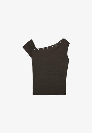 Temno rjav kratek rokav z asimetričnim izrezom, okrašenim z sedmimi majhnimi okroglimi gumbi na eni strani.