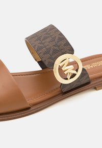 MICHAEL Michael Kors VERA - Ciabattine - brown