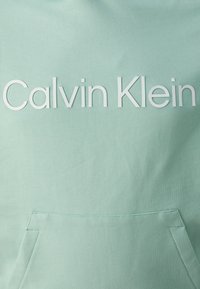 Calvin Klein HERO LOGO COMFORT HOODIE - Sportinis megztinis - lichen