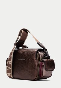Borsa in pelle marrone con texture, dotata di una tracolla staccabile, con un compartimento con zip e una piccola tasca laterale. Nome del marchio visibile.