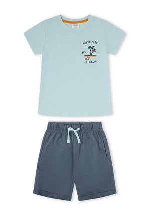 Camiseta de manga corta azul claro con estampado de palmera y monopatín combinada con pantalones cortos azul oscuro con cintura elástica y cordón.