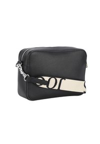 Schwarze Lederhandtasche mit Reißverschluss, rechteckiger Form und einem cremefarbenen Schulterriemen mit einem Logo. Texturierte Oberfläche und silberne Hardwareakzente.