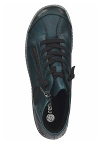 Botín de cuero verde azulado con cordones negros, cremallera lateral y suela de goma texturizada. Presenta un parche de logo circular cerca del talón.