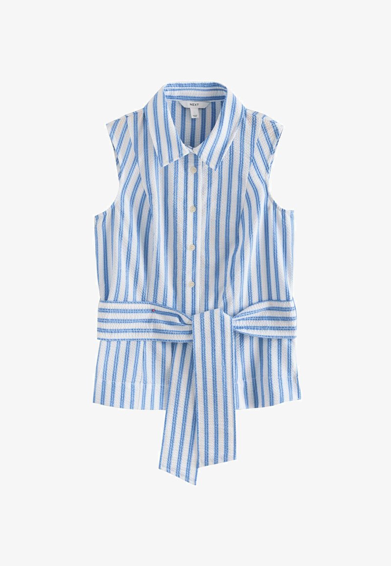 Camisa sin mangas con cuello, rayas verticales azules y blancas, botones delanteros y un cinturón de tela a rayas que combina, atado a la cintura.