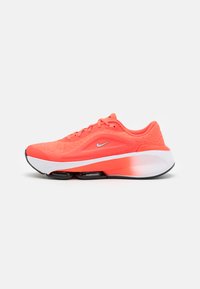 Nike Performance VERSAIR - Edzőcipő - bright crimson/metallic silver/black/lilac bloom