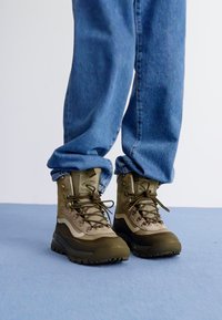 Vans SNOW KICKER GORE TEX UNISEX - Zimske čizme - bay leaf
