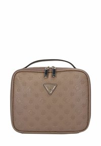 Bruine leren tas met textuur en reliëfpatroon, heeft dubbele ritsen en een metalen logo-accent. Compact rechthoekig formaat, stevige handgreep.