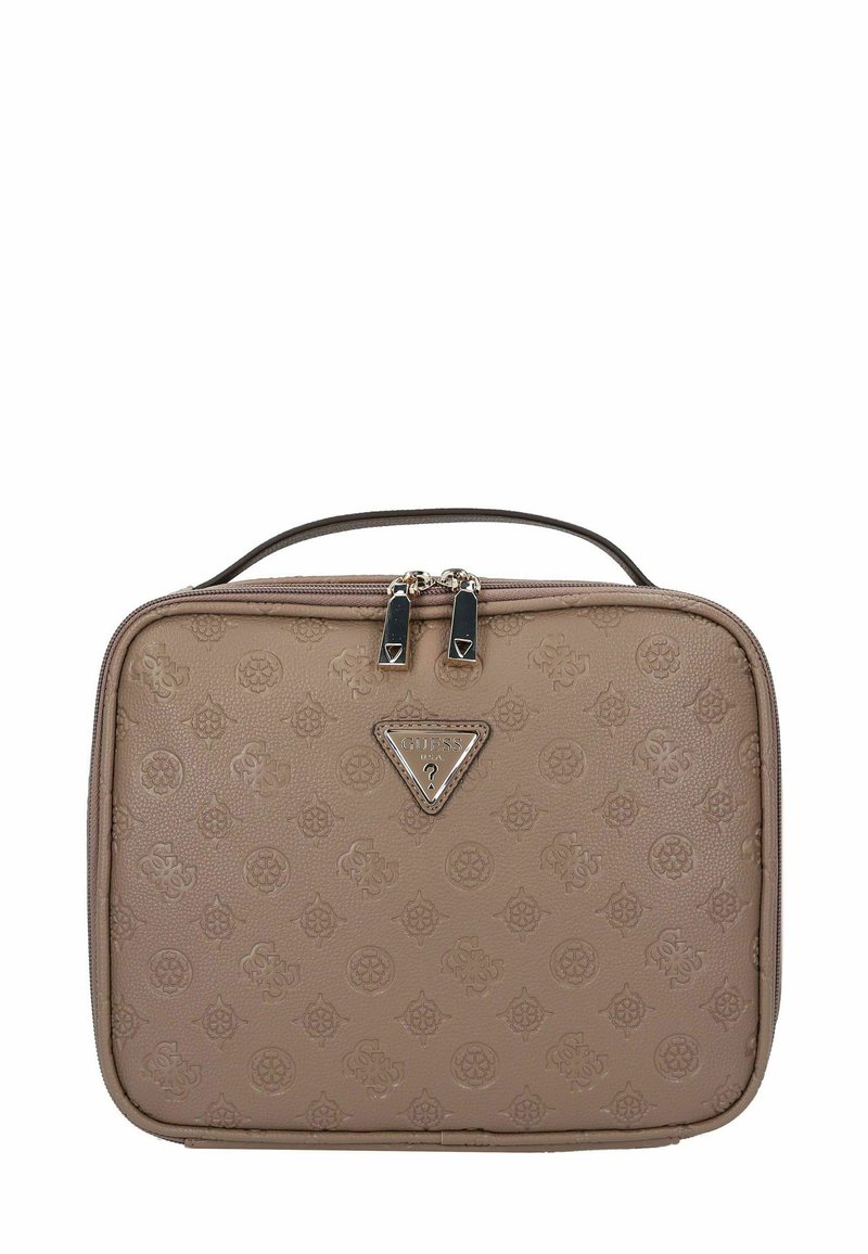 Bruine leren tas met textuur en reliëfpatroon, heeft dubbele ritsen en een metalen logo-accent. Compact rechthoekig formaat, stevige handgreep.