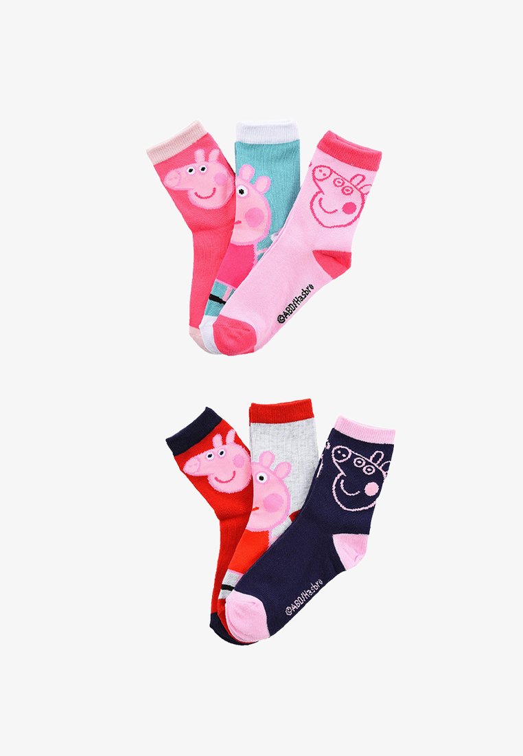 Sześć kolorowych dziecięcych skarpetek z motywami postaci z bajki Peppa Pig w kolorach różowym, czerwonym, niebieskim i granatowym, ułożonych w dwóch nachodzących na siebie grupach.