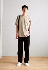 Lindbergh O NECK TEE OVERSIZE - Basic póló - stone