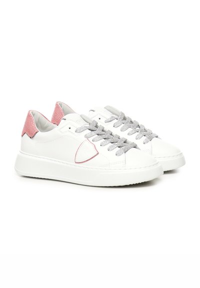 Sneakers in pelle bianca con accenti testurizzati rosa sul tallone, lacci grigi e design della punta arrotondata. Suola in gomma piatta per la stabilità.