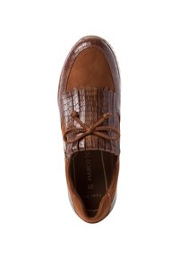 Mocassin marron avec des accents en cuir à motif crocodile, détails en daim, franges décoratives et un nœud attaché sur le dessus, vu de dessus.