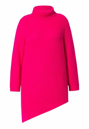 Jersey de cuello alto en fucsia con un patrón de punto texturizado y acanalado, que presenta un escote alto y un dobladillo asimétrico.
