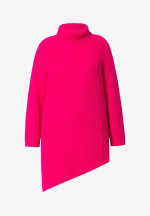 Fuksjowy sweter z golfem, o teksturowanym, prążkowanym wzorze, z wysokim dekoltem i asymetrycznym zakończeniem.