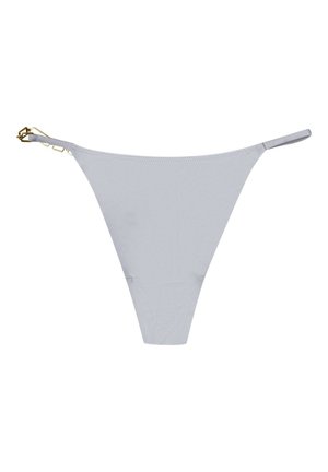 Szare stringi wykonane z miękkiego materiału, z wąskimi bocznymi paskami i złotym metalowym akcentem po jednej stronie. Minimalistyczny design i krój.