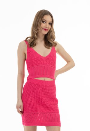 Costum din două piese, tricotat, de culoare roz aprins, format dintr-un top scurt tip tank și o fustă mulată, având modele texturate și o decupare la mijloc.