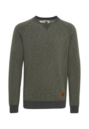 Olivgrön sweatshirt med rund hals och raglanärmar. Har kontrasterande mörkgrå mudd och nederkant, samt en liten orange logotyp på undersidan.