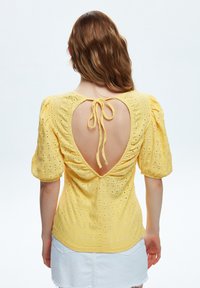 adL GUIPURE - Bluse - yellow
