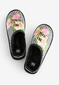 Pantofole a righe bianche e nere con motivi floreali rosa e testo dorato con la scritta "NO RISK." Interno morbido e peloso per un comfort maggiore.