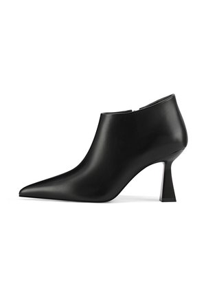 Stivaletti neri in pelle con punta appuntita e un tacco geometrico e slanciato. Texture liscia e design elegante senza decorazioni.