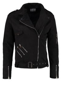 Giacca da motociclista nera con zip asimmetrica, multiple tasche con zip, tasca con patta e bottoni, e una cintura in vita.