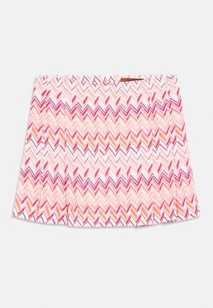 Fustă plisată roz cu model zigzag în nuanțe de roz, portocaliu și roșu, având o etichetă maro pe talie.