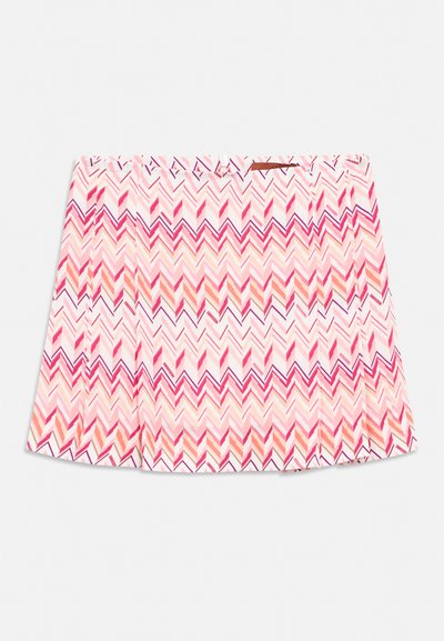 Fustă plisată roz cu model zigzag în nuanțe de roz, portocaliu și roșu, având o etichetă maro pe talie.