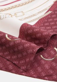 Donkerrode zijden sjaal met een kettingontwerp, gestikt patroon en gouden accenten. De stof heeft een gladde textuur en levendige kleuren.