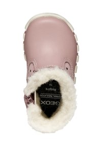 Bota de cuero rosa con forro de piel sintética blanca, punta redondeada y etiqueta de plantilla negra. La suela presenta un patrón de tracción blanco.
