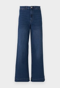 Jeans de ganga azul de perna larga com cintura alta, apresentando um fecho frontal com botão, cinco bolsos e detalhes de costura discretos.