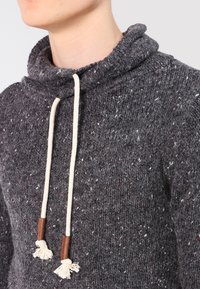 Grau gestrickter Pullover mit einem Kragen, der weiße und rote Sprenkel aufweist, sowie cremefarbene Zugbänder mit Holzakzenten. Die Textur wirkt weich.