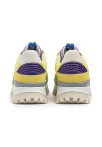 Sneaker multicolori con una combinazione di suede giallo, verde e viola. Suola spessa con grip testurizzato, con un dettaglio del logo sul tallone.
