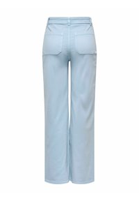 Világoskék, magasderekú, széles szárú farmernadrág hátulról, két foltzsebbel és övhurkokkal, fehér háttéren.