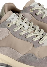 Baskets en suède beige et gris avec des lacets tissés beige, un col rembourré et une marque "HOFF" sur la languette.