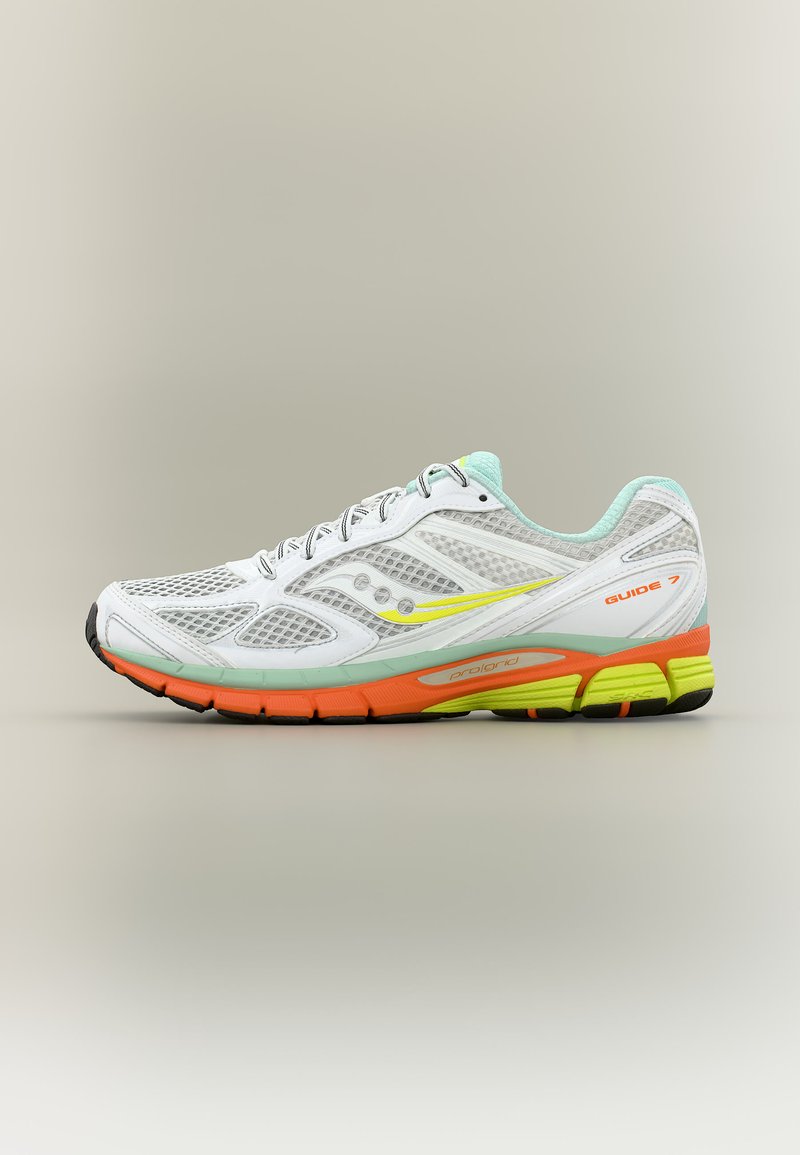 Chaussure de course en mesh blanc avec des accents jaune néon, orange et vert menthe, semelle extérieure noire, et texte "GUIDE 7" sur le côté du talon.