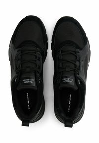 Para czarnych sneakersów Tommy Hilfiger z sznurówkami i siateczkowym materiałem, widziana z góry na białym tle.