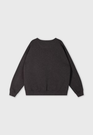 Sweatshirt gris foncé avec une coupe décontractée, un col rond, des épaules tombantes et des poignets côtelés. Texture de tissu douce sans motifs ni accents.